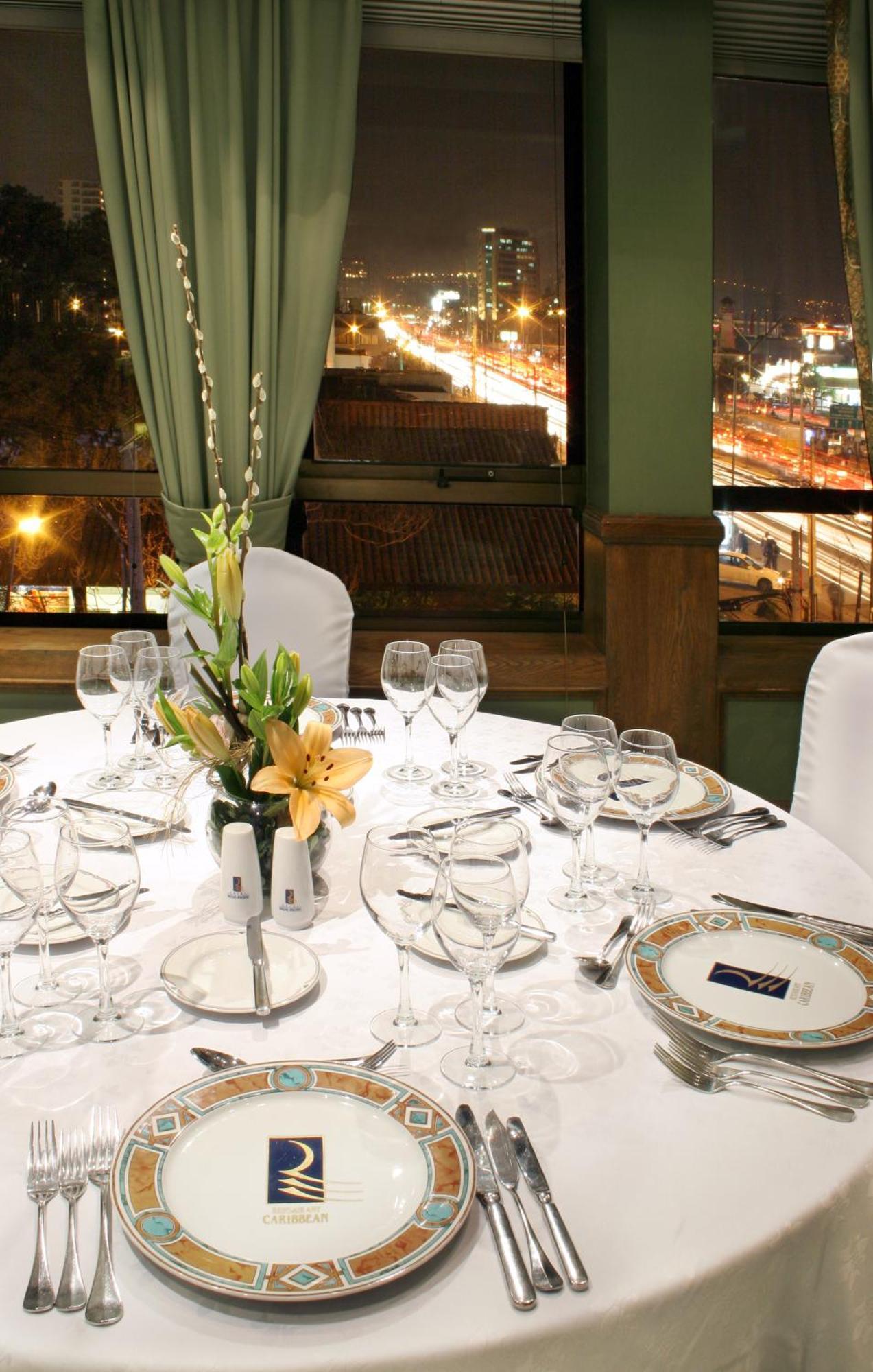 Hotel Regal Pacific Santiago de Chile Exterior foto A table set for dinner