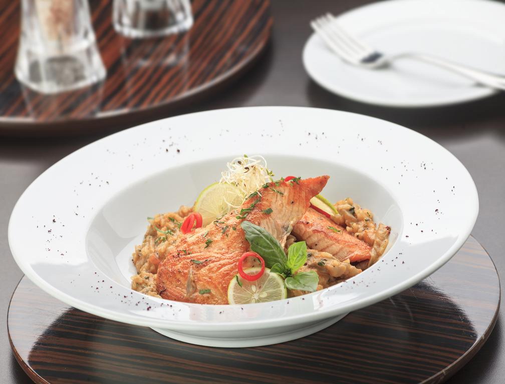 Hotel Regal Pacific Santiago de Chile Exterior foto A plate of salmon and rice
